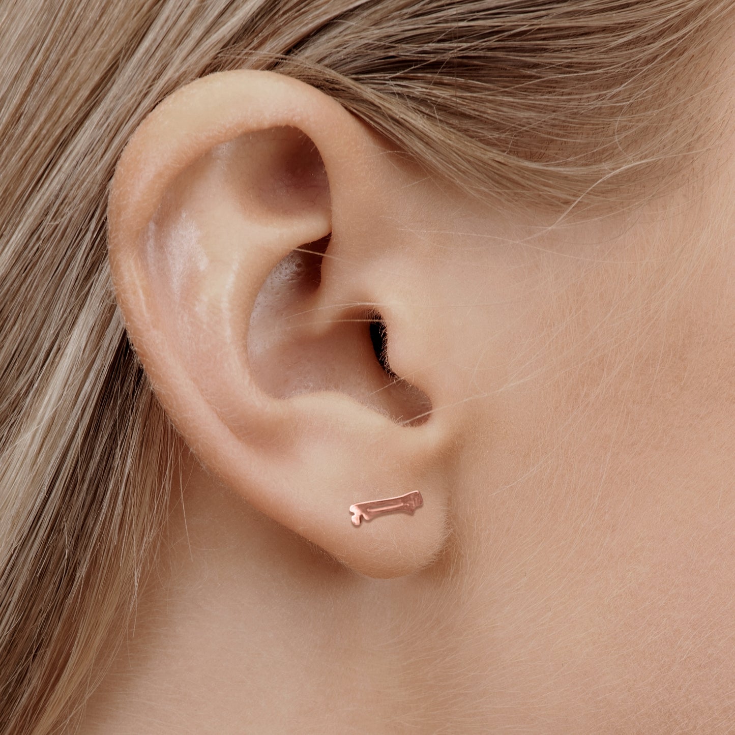 Ortho earrrings in rose gold on model
